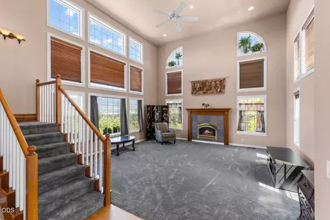 Living - 1583 Panoramic Loop, Grants Pass, OR 97527 photo 2 of 6