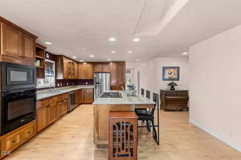 Kitchen - 1583 Panoramic Loop, Grants Pass, OR 97527 photo 6 of 8