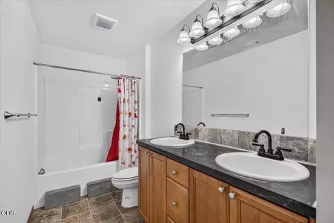 Bath - 13021 E Antelope Rd, Eagle Point, OR 97524 photo 1 of 2