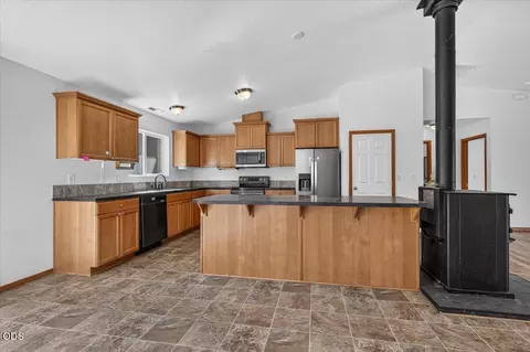 Kitchen - 13021 E Antelope Rd, Eagle Point, OR 97524 photo 2 of 3