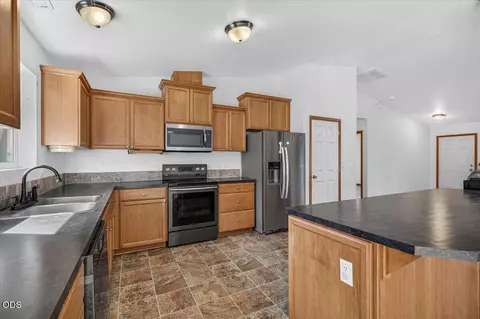 Kitchen - 13021 E Antelope Rd, Eagle Point, OR 97524 photo 3 of 3