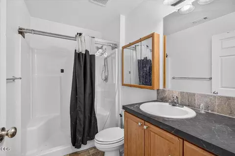 Bath - 13021 E Antelope Rd, Eagle Point, OR 97524 photo 2 of 2