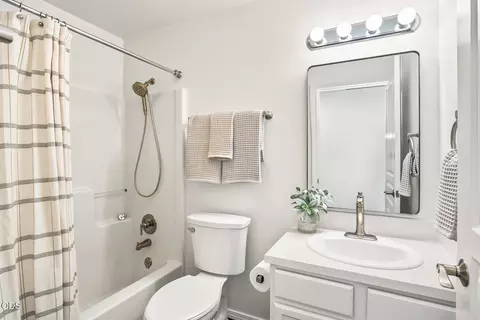 Bath - 63337 NW Lavacrest St, Bend, OR 97703 photo 2 of 3