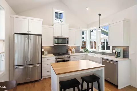 Kitchen - 2765 NW High Lakes Loop, Bend, OR 97703 photo 2 of 4