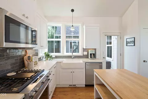 Kitchen - 2765 NW High Lakes Loop, Bend, OR 97703 photo 3 of 4