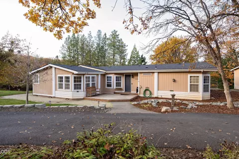 2285 Jasmine Ave, Medford, OR 97501