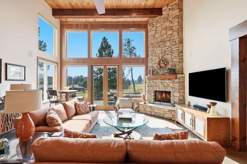 Living - 61927 Fall Creek Loop, Bend, OR 97702 photo 4 of 4
