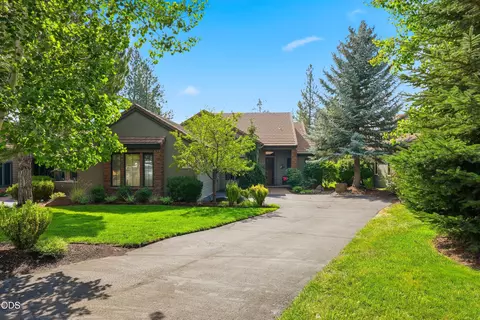 61927 Fall Creek Loop, Bend, OR 97702