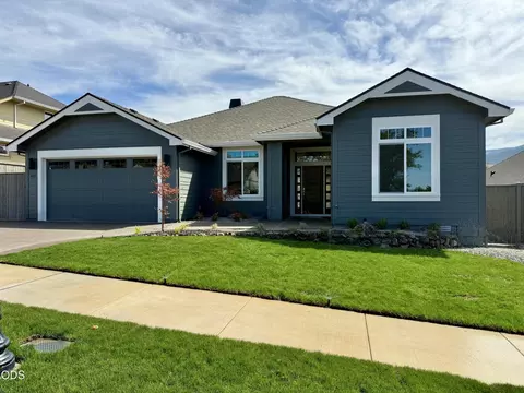 485 Autumn Hills Dr, Medford, OR 97504