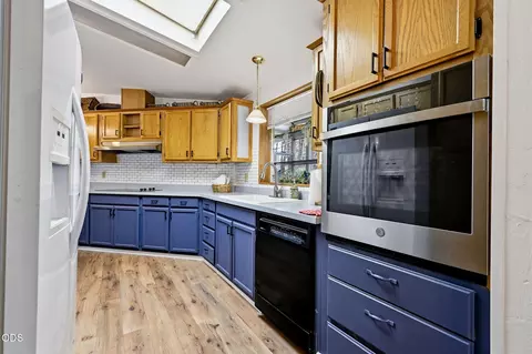 Kitchen - 61171 Chuckanut Dr, Bend, OR 97702 photo 5 of 5