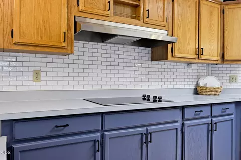 Kitchen - 61171 Chuckanut Dr, Bend, OR 97702 photo 4 of 5