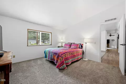 Bedroom - 61171 Chuckanut Dr, Bend, OR 97702 photo 2 of 5