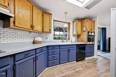 Kitchen - 61171 Chuckanut Dr, Bend, OR 97702 photo 2 of 5