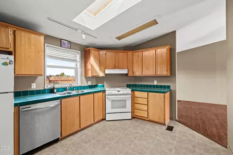 Kitchen - 92372 Powerline Rd, Eugene, OR 97408 photo 2 of 2