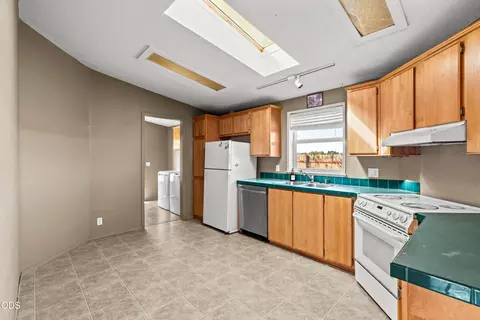 Kitchen - 92372 Powerline Rd, Eugene, OR 97408 photo 1 of 2