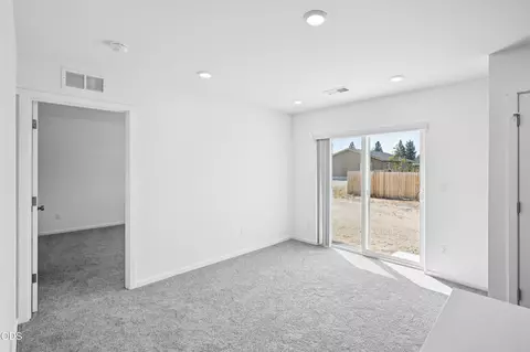 Living - 16640 Memorial Ln, La Pine, OR 97739 photo 5 of 5
