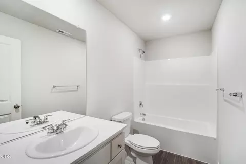 Bath - 16640 Memorial Ln, La Pine, OR 97739 photo 2 of 4