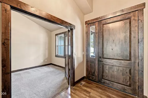 Entry Way - 17035 Glendale Rd, Bend, OR 97707 photo 2 of 3