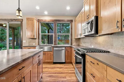 Kitchen - 17035 Glendale Rd, Bend, OR 97707 photo 2 of 3