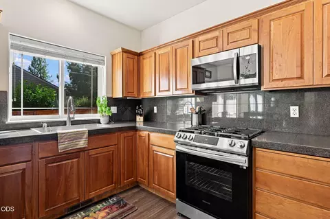 Kitchen - 19976 Heron Loop, Bend, OR 97702 photo 4 of 5