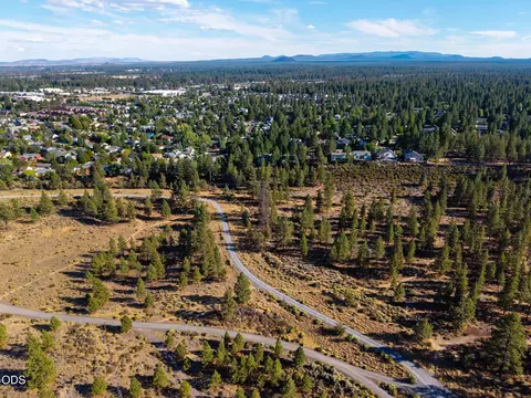 View/Area - 19976 Heron Loop, Bend, OR 97702 photo 5 of 8