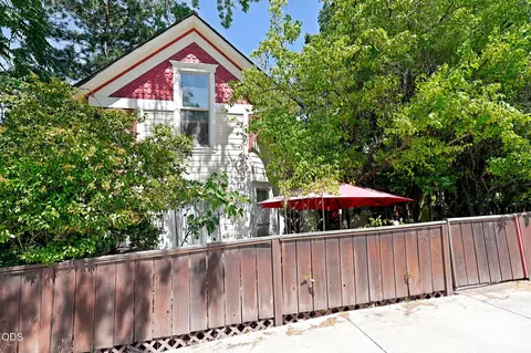 508 N Main St, Ashland, OR 97520