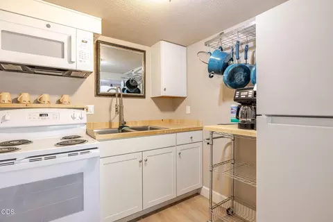Kitchen - 19411 Dayton Rd, Bend, OR 97703 photo 2 of 2