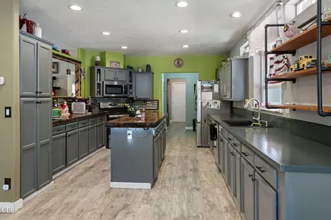 Kitchen - 52618 Rainbow Dr, La Pine, OR 97739 photo 1 of 2