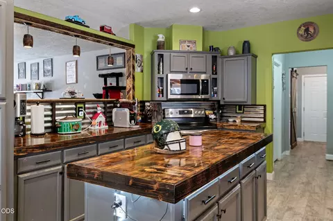 Kitchen - 52618 Rainbow Dr, La Pine, OR 97739 photo 2 of 2
