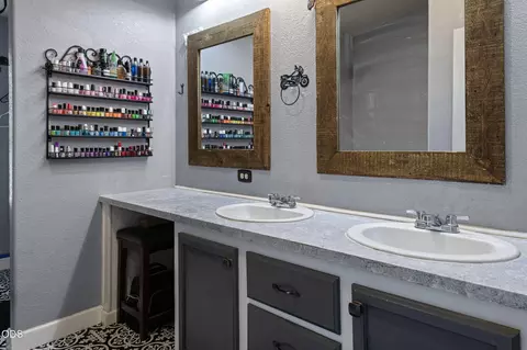 Bath - 52618 Rainbow Dr, La Pine, OR 97739 photo 2 of 4