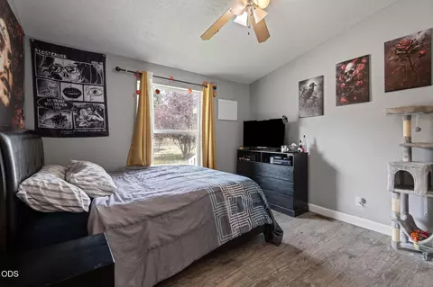 Bedroom - 52618 Rainbow Dr, La Pine, OR 97739 photo 2 of 3