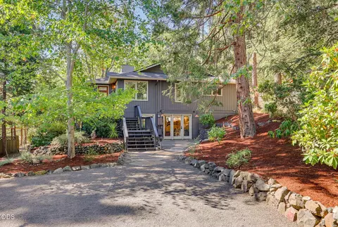 152 Strawberry Ln, Ashland, OR 97520