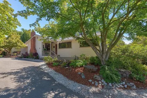 1027 NW Hawthorne Ave, Grants Pass, OR 97526