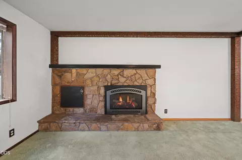 Living - 61909 Skyline View Dr, Bend, OR 97702 photo 2 of 4