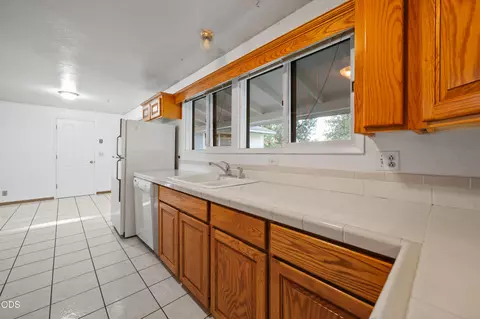 Kitchen - 61909 Skyline View Dr, Bend, OR 97702 photo 2 of 3