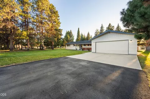 Exterior - 61909 Skyline View Dr, Bend, OR 97702 photo 3 of 17