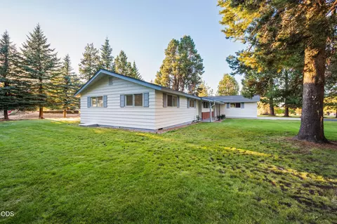 Exterior - 61909 Skyline View Dr, Bend, OR 97702 photo 4 of 17