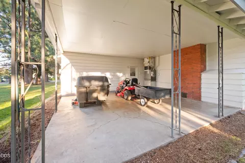 Exterior - 61909 Skyline View Dr, Bend, OR 97702 photo 9 of 17