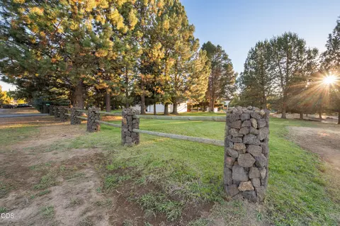 Exterior - 61909 Skyline View Dr, Bend, OR 97702 photo 15 of 17