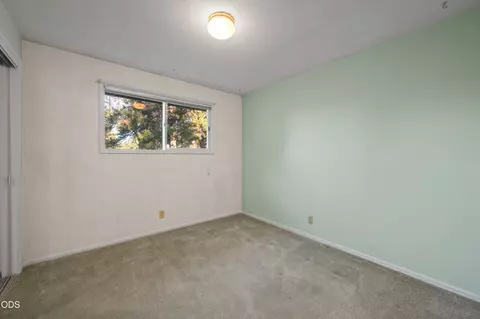 Bedroom - 61909 Skyline View Dr, Bend, OR 97702 photo 2 of 4