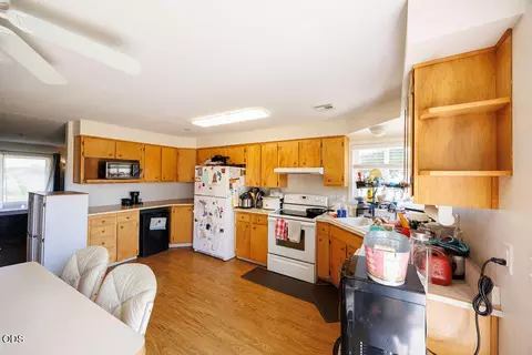 Kitchen - 2941 Sylvia Rd, Central Point, OR 97502 photo 2 of 2