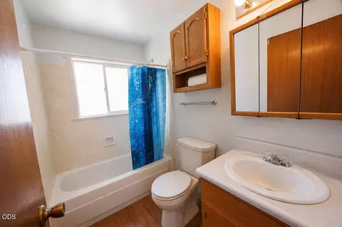 Bath - 2941 Sylvia Rd, Central Point, OR 97502 photo 2 of 3