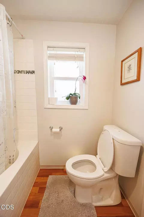 Bath - 2941 Sylvia Rd, Central Point, OR 97502 photo 1 of 3