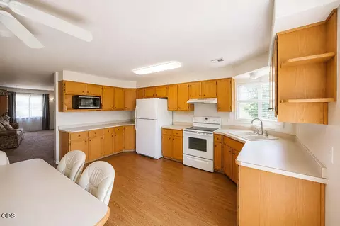 Kitchen - 2941 Sylvia Rd, Central Point, OR 97502 photo 1 of 2