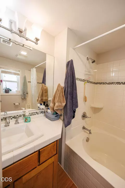 Bath - 2941 Sylvia Rd, Central Point, OR 97502 photo 3 of 3