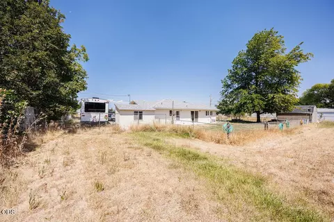 Exterior - 2941 Sylvia Rd, Central Point, OR 97502 photo 4 of 8