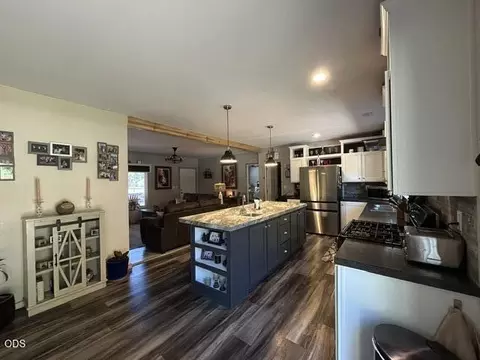 Kitchen - 1671 Hackett Dr, La Pine, OR 97739 photo 8 of 9