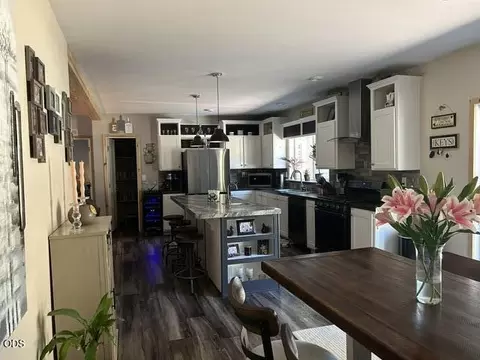 Kitchen - 1671 Hackett Dr, La Pine, OR 97739 photo 5 of 9