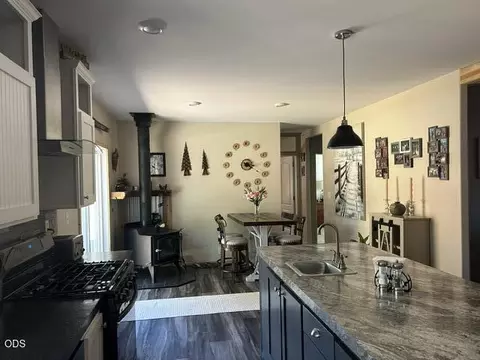 Kitchen - 1671 Hackett Dr, La Pine, OR 97739 photo 3 of 9