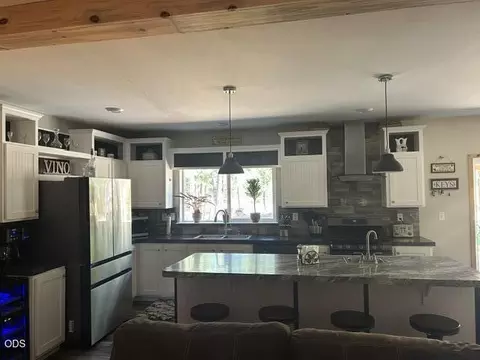 Kitchen - 1671 Hackett Dr, La Pine, OR 97739 photo 6 of 9